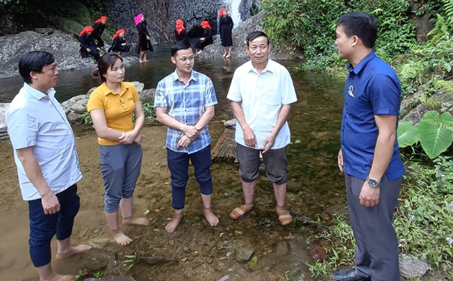 Đồng chí Ngô Văn Minh - Bí thư Chi bộ thôn Bản Lùng, xã Phong Dụ Thượng, huyện Văn Yên (thứ hai bên phải) cùng cán bộ xã khảo sát các địa điểm có tiềm năng phát triển kinh tế du lịch.