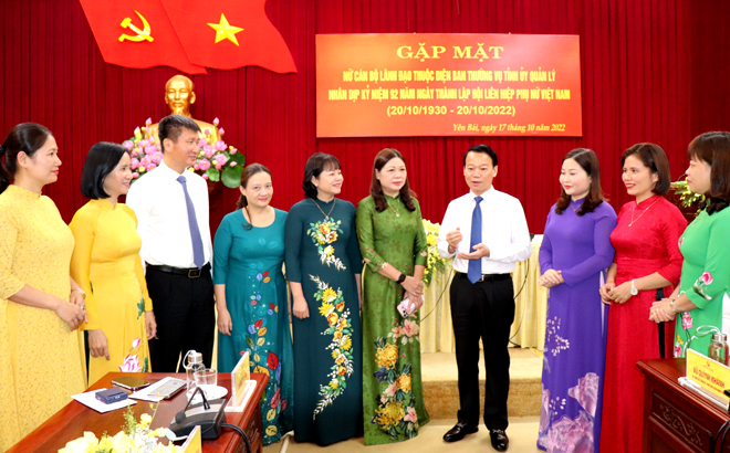 Secretary of the provincial Party Committee Do Duc Duy and Chairman of the provincial People’s Committee Tran Huy Tuan talk to female leadership and management officials.
