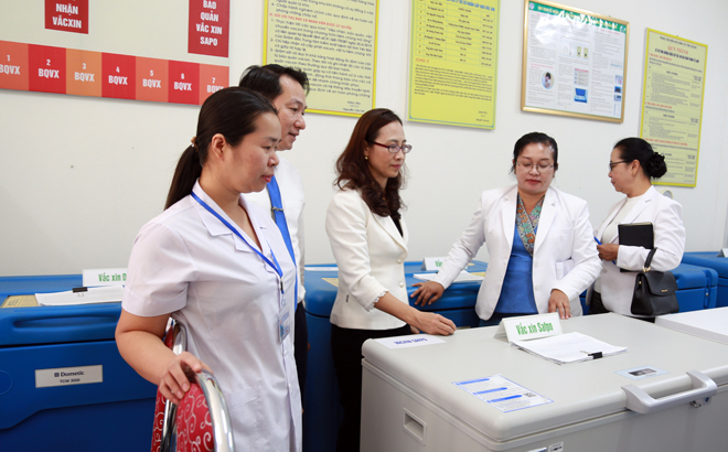 Le Thi Hong Van, Director of Yen Bai province’s Health Department and the Lao delegation, at the provincial Centre of Disease Control.
