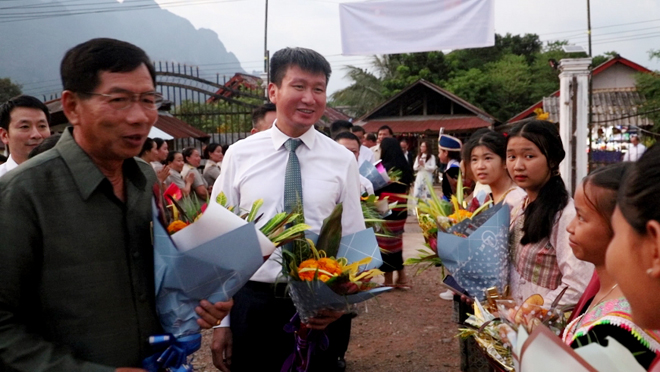 Chairman of the Yen Bai People’s Committee Tran Huy Tuan visits the boarding school for ethnic minority students in Vangvieng district of Vientiane province.