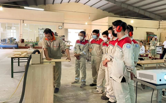 Học viên Trường Cao đẳng Nghề Yên Bái tham gia khóa học chế biến sản phẩm gỗ.