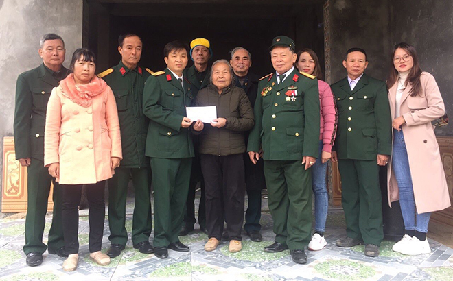 Đồng chí Hà Quốc Trung - Chủ tịch Hội CCB huyện Yên Bình tặng quà cho hội viên CCB Đỗ Thị Ải, thôn Kéo Xa, xã Cảm Nhân (Yên Bình).