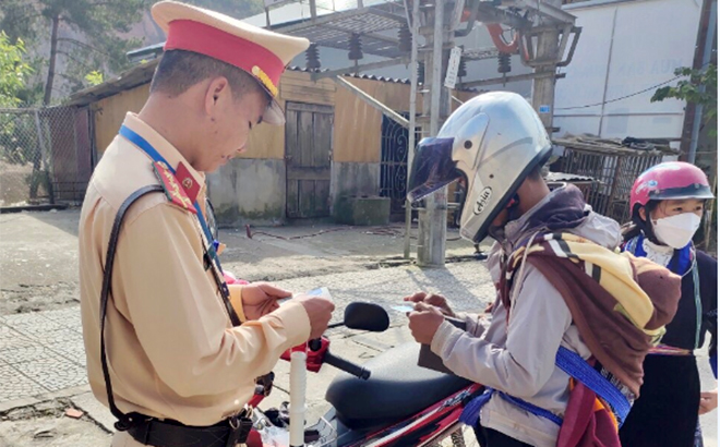 Cán bộ, chiến sĩ Đội Cảnh sát giao thông - Trật tự, Công an huyện Mù Cang Chải kiểm tra giấy tờ người điều khiển phương tiện.