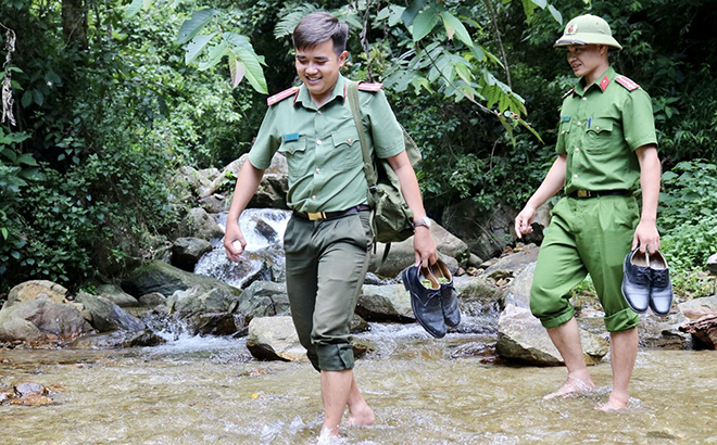 Cán bộ, chiến sĩ Công an huyện Mù Cang Chải trên đường tuần tra.