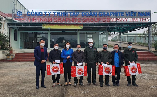 Lãnh đạo LĐLĐ huyện Trấn Yên tặng quà tết cho người lao động Công ty TNHH Tập đoàn Graphite Việt Nam có trụ sở đóng trên địa bàn huyện.
