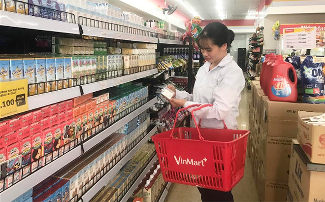 Người dân mua hàng tại Winmart đường Quang Trung, thành phố Yên Bái kiểm tra thông tin sản phẩm trước khi mua hàng.