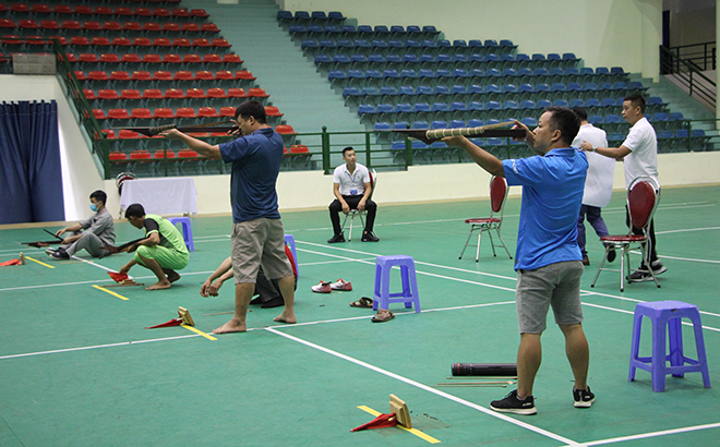 Các vận động viên thi đấu môn bắn nỏ tại Giải Vô địch bắn nỏ - đẩy gậy tỉnh Yên Bái năm 2022.