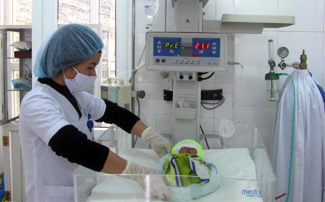 Chăm sóc trẻ sơ sinh non tháng, thấp cân tại Khoa Đơn nguyên sơ sinh, Bệnh viện Đa khoa khu vực Nghĩa Lộ.