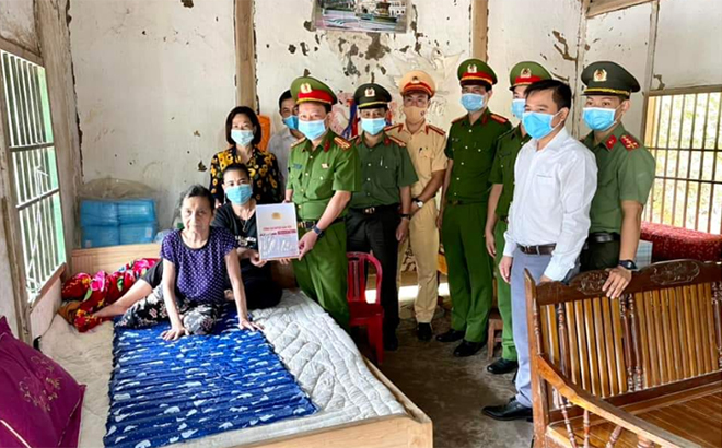 Chiến sĩ Công an Văn Yên tặng quà hộ người có công có hoàn cảnh khó khăn tại xã Mậu Đông.