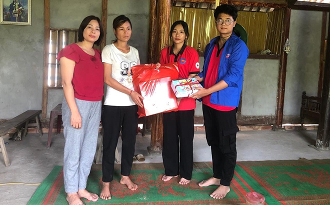 Lãnh đạo Hội LHPN xã Tô Mậu tặng quà chị Vi Thị Dung - hội viên có hoàn cảnh khó khăn ở thôn Làng Mường.