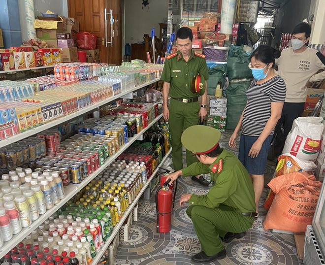 Công an huyện Lục Yên thực hiện công tác kiểm tra phòng cháy, chữa cháy đối với hộ gia đình sử dụng nhà để ở kết hợp với sản xuất, kinh doanh.