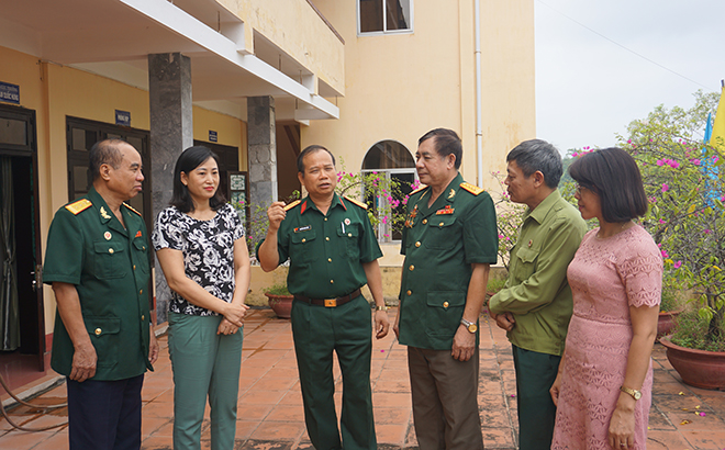 Đồng chí Nguyễn Trung Thái - Chủ tịch Hội Cựu Chiến binh tỉnh trao đổi với cán bộ Hội về phát huy vai trò cựu chiến binh trong xây dựng, bảo vệ Đảng, chính quyền và bảo vệ nhân dân.