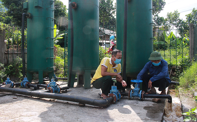 Tổ tự quản, vận hành công trình cấp nước tập trung xã Cát Thịnh (Văn Chấn) bảo dưỡng công trình cấp nước tập trung.