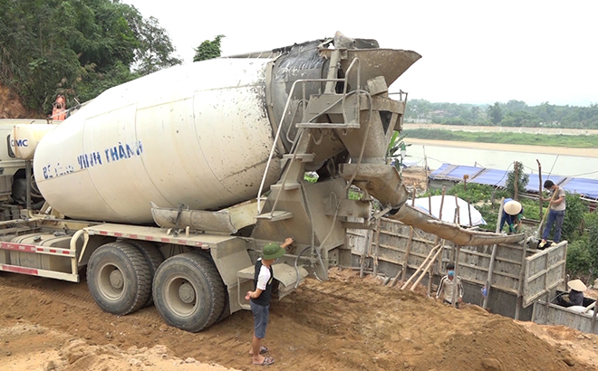 Các đơn vị thi công triển khai thi công đoạn khóa kè kết nối quốc lộ 32C thuộc Dự án đầu tư xây dựng công trình đê chống ngập sông Hồng.