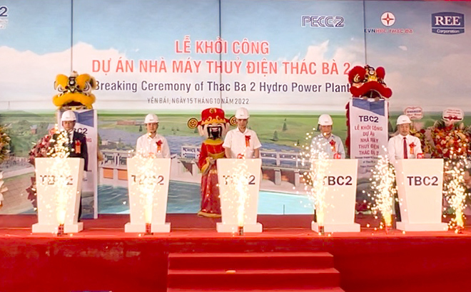 Representatives of the authorities, contractors and construction unit press a symbolic button to kick off the building of the project.