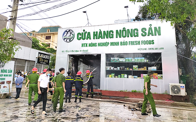 Cán bộ, chiến sĩ Phòng Cảnh sát PCCC và CNCH, Công an tỉnh kịp thời ngăn chặn một vụ cháy lớn trên địa bàn thành phố Yên Bái.