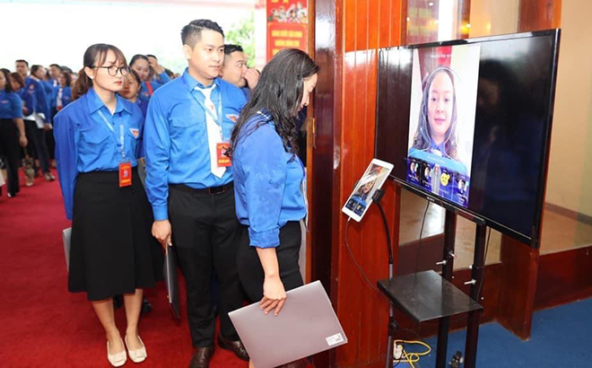 Đại hội đại biểu Đoàn TNCS Hồ Chí Minh tỉnh lần thứ XV, nhiệm kỳ 2022 - 2027 điểm danh đại biểu bằng ứng dụng nhận diện khuôn mặt.