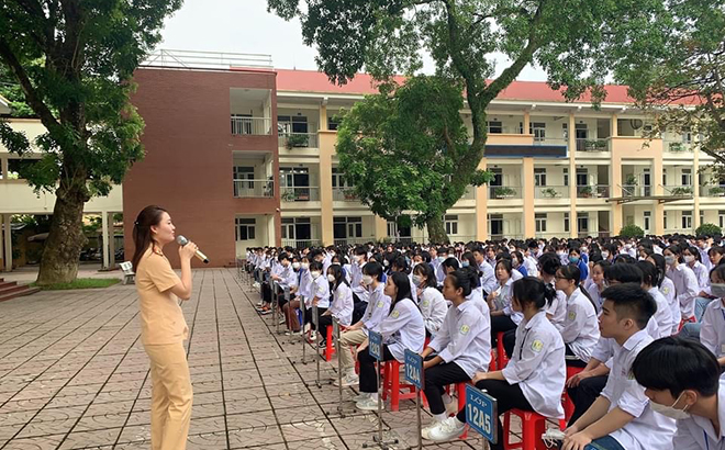 Chiến sĩ Công an thành phố Yên Bái tuyên truyền pháp luật về an toàn giao thông cho học sinh Trường THPT Lý Thường Kiệt.