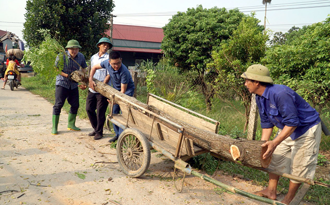 Lãnh đạo huyện Yên Bình cùng nhân dân tham gia mở rộng đường thôn Tân Minh, xã Mông Sơn trong “Ngày cuối tuần cùng dân”.