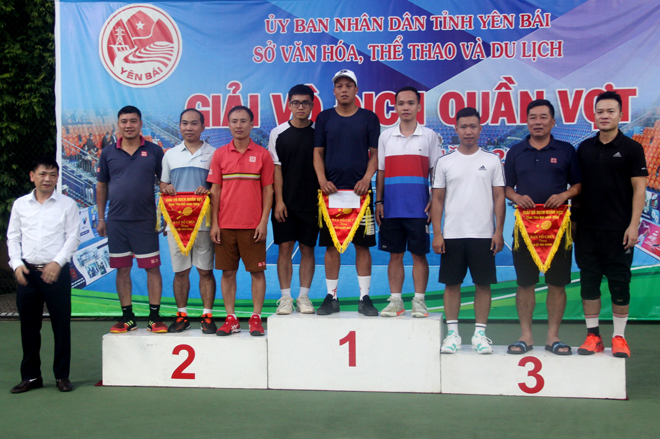 Ban tổ chức trao giải cho các vận động viên có thành tích xuất sắc tại Giải vô địch quần vợt tỉnh Yên Bái năm 2022.