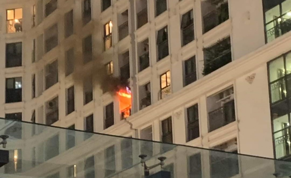 Vào khoảng 20h20, vụ cháy lớn xuất phát từ ban công căn hộ tầng 6, toà E3 chung cư The Emerald Mỹ Đình (Hà Nội) khiến nhiều phải sơ tán xuống sân.  
