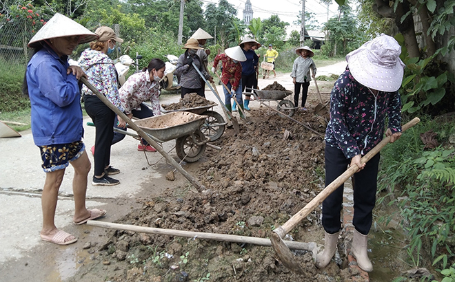 Hội viên phụ nữ xã Bảo Hưng tham gia tu sửa đường giao thông nông thôn.