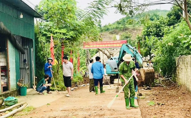 Nhân dân thôn Trại Phung, xã Tân Nguyên, huyện Yên Bình lao động, vệ sinh môi trường, góp phần xây dựng cảnh quan sáng, xanh, sạch, đẹp.