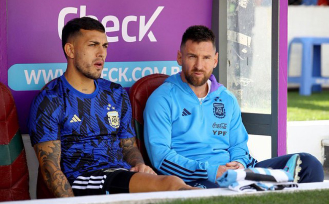 Trận gần nhất đội tuyển Argentina gặp Bolivia, Messi (phải) không thi đấu. Anh được đăng ký với chức danh trợ lý HLV.