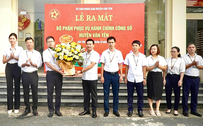 Lãnh đạo huyện Văn Yên tặng hoa chúc mừng cán bộ Bộ phận Phục vụ hành chính công số tại lễ ra mắt.