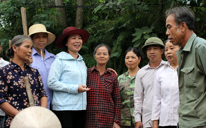 Lãnh đạo Hội Nông dân huyện Trấn Yên tuyên truyền phổ biến, tư vấn pháp luật cho nông dân tại cơ sở.