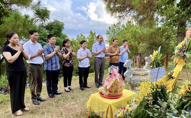 Đại diện Đảng bộ, chính quyền và nhân dân các dân tộc huyện Yên Bình, tỉnh Yên Bái viếng mộ Đại tướng Võ Nguyên Giáp.