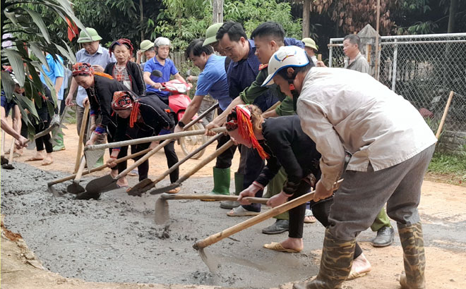 Tuyến đường thôn Tân Tiến, xã Cảm Ân được mở rộng tuyến đường từ 3m lên 5m trong đợt 3 ra quân làm đường GTNT của huyện Yên Bình.