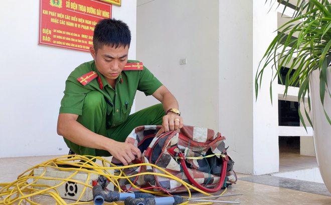 Lực lượng công an sẽ tăng cường tuần tra, kiểm soát tình trạng sử dụng kích điện đánh bắt giun đất trên địa bàn. Ảnh: Các loại máy kích điện bắt giun đất bị thu giữ tại cơ quan công an.