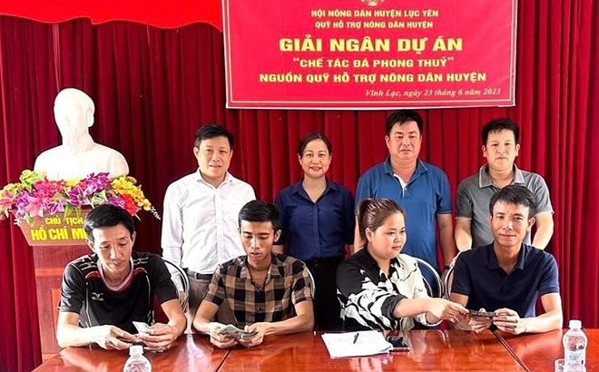 Hội Nông dân huyện Lục Yên giải ngân Dự án chế tác đá phong thủy cho các hội viên xã Vĩnh Lạc.