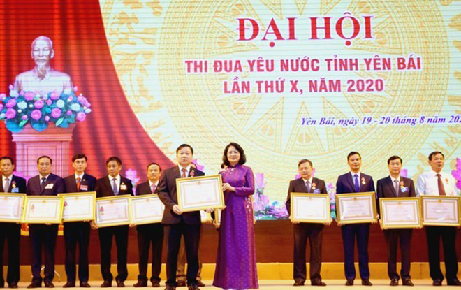 Phó Chủ tịch nước Đặng Thị Ngọc Thịnh trao Huân Chương Lao động hạng Ba cho cá nhân đồng chí Nông Xuân Hùng.