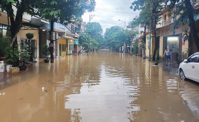 Một số tuyến đường trên địa bàn thành phố Yên Bái bị ngập úng cục bộ do trận mưa lớn rạng sáng ngày 7/10/2023.