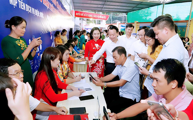 Bí thư Tỉnh ủy Đỗ Đức Duy và các đồng chí lãnh đạo thành phố Yên Bái dự Ngày hội chuyển đổi số tại phường Đồng Tâm, thành phố Yên Bái.