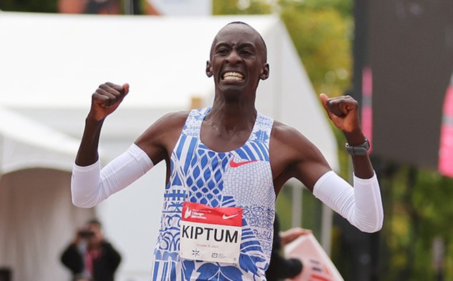 Kiptum cũng trở thành runner đầu tiên chạy marathon sub2:1 (dưới 2 giờ 1 phút) ở một giải đấu chính thức.