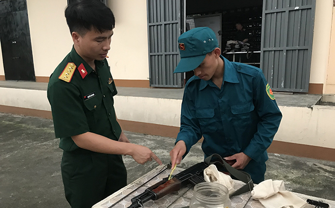Cán bộ, chiến sĩ Ban CHQS huyện Văn Yên thực hiện bảo dưỡng vũ khí trang bị, đảm bảo khả năng sẵn sàng chiến đấu của đơn vị.