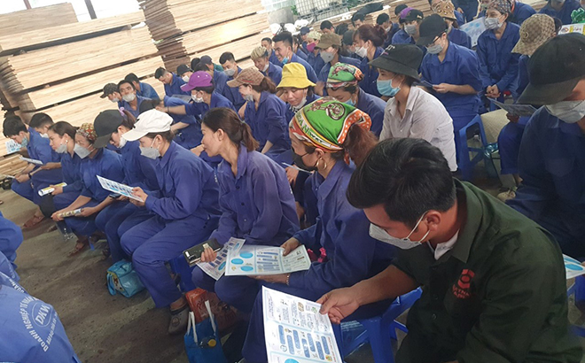 Công đoàn huyện Trấn Yên tổ chức tuyên truyền, phổ biến pháp luật cho người lao động tại Doanh nghiệp tư nhân Đăng Khoa (xã Báo Đáp, huyện Trấn Yên).
