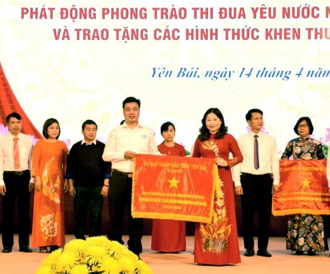 Đồng chí Trần Ngọc Dũng - Bí thư Chi bộ, Giám đốc Công ty cổ phần Hồng Nam Yên Bái nhận Cờ thi đua xuất sắc của Uỷ ban nhân dân tỉnh năm 2022.