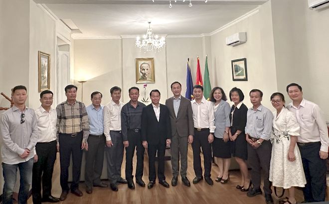 Bí thư Tỉnh ủy Đỗ Đức Duy cùng đoàn công tác của tỉnh chụp ảnh lưu niệm với các cán bộ Đại sứ quán Việt Nam tại Cộng hòa Italia.