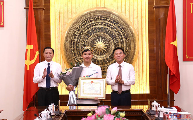 Bí thư Tỉnh ủy Thanh Hóa và Chủ tịch UBND tỉnh trao tặng bằng khen cho em Lê Xuân Mạnh.