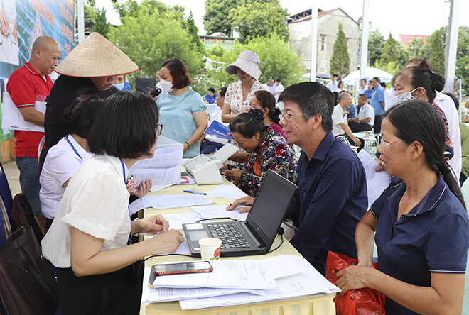 Người dân phường Nguyễn Thái Học, thành phố Yên Bái được hướng dẫn  giải quyết các thủ tục hành chính và nộp dịch vụ công ích bằng hình thức thanh toán không dùng tiền mặt