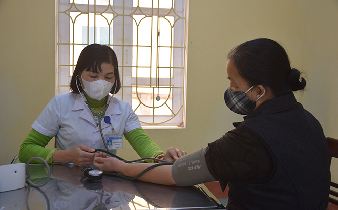 Cán bộ Trạm Y tế xã Việt Thành, huyện Trấn Yên khám bệnh cho người dân.
