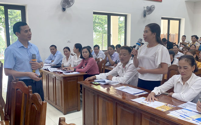 Hội viên nông dân huyện Trấn Yên được cán bộ BHXH tỉnh tư vấn trực  chính sách BHXH tự nguyện, BHYT hộ tại Hội nghị do Hội Nông dân và BHXH phối hợp tổ chức.