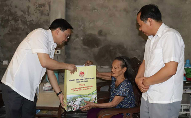 Lãnh đạo thành phố Yên Bái tặng quà người cao tuổi có hoàn cảnh khó khăn.