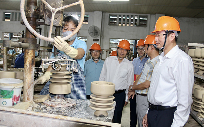 Các đồng chí lãnh đạo tỉnh tham quan, kiểm tra sản xuất tại Công ty cổ phần Sứ kỹ thuật Hoàng Liên Sơn.