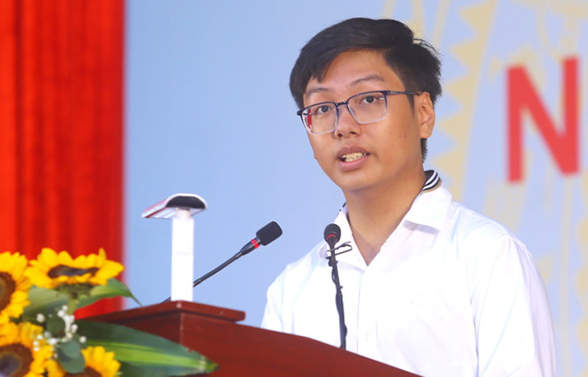 Đinh Cao Sơn thay mặt 4.000 tân sinh viên Đại học Sư phạm Hà Nội phát biểu trong lễ khai giảng, chiều 11/10.