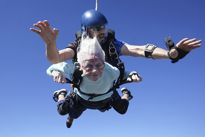Cụ bà Dorothy Hoffner thực hiện cú nhảy dù đôi ở tuổi 104 tại Skydive Chicago, Mỹ, ngày 1/10.